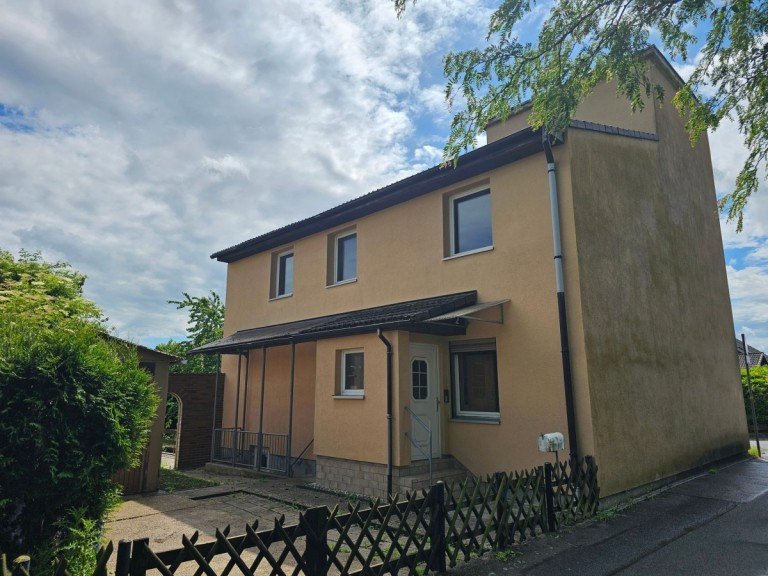 AUSSENANSICHT Timmerlah Einfamilienhaus PLATZWUNDER IN TIMMERLAH / 570M� GRUNDST�CKSFL�CHE - FR�HERE EXTRAVAGANZ